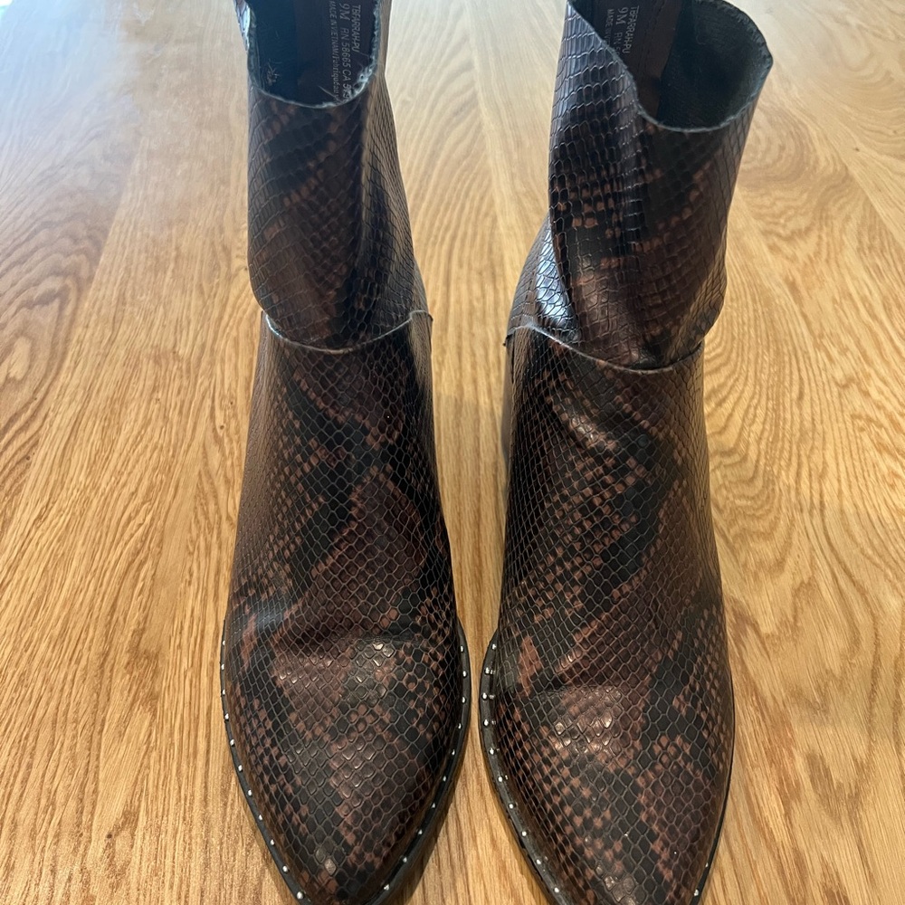 Treasure & Bond Brown Ankle Boots with Classic Design